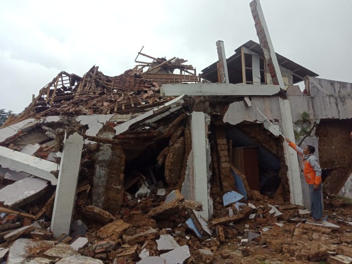 82 warga terluka dan 700 rumah rusak dampak gempa bandung dan garut