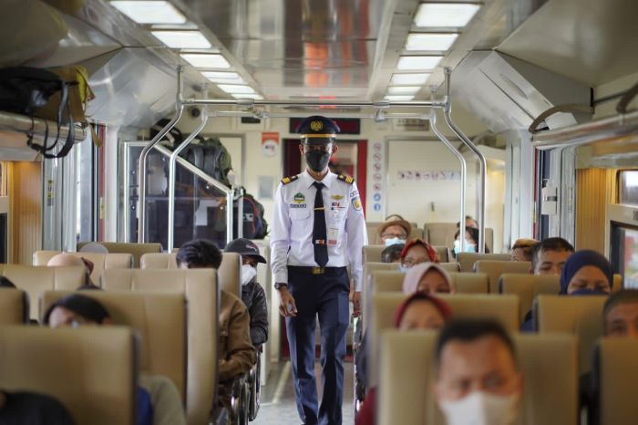 Commuter line selalu penuh mohon tambah jadwal keberangkatan