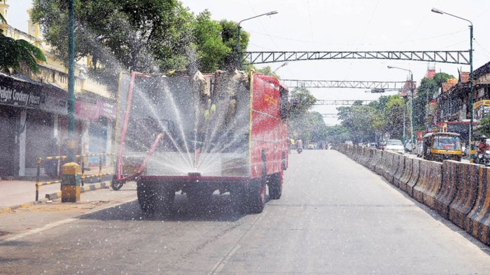 Silang pendapat manfaat penyemprotan disinfektan di jalan