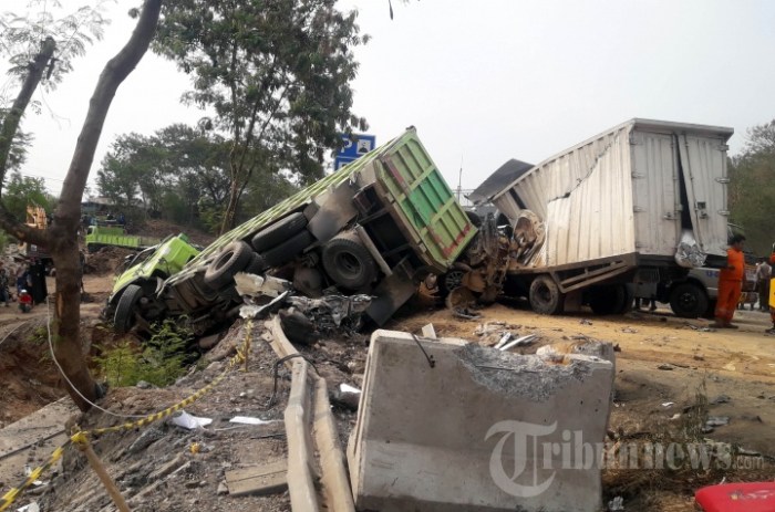 PADANGMEDIA - Kronologi kecelakaan Tol Cipularang terbaru